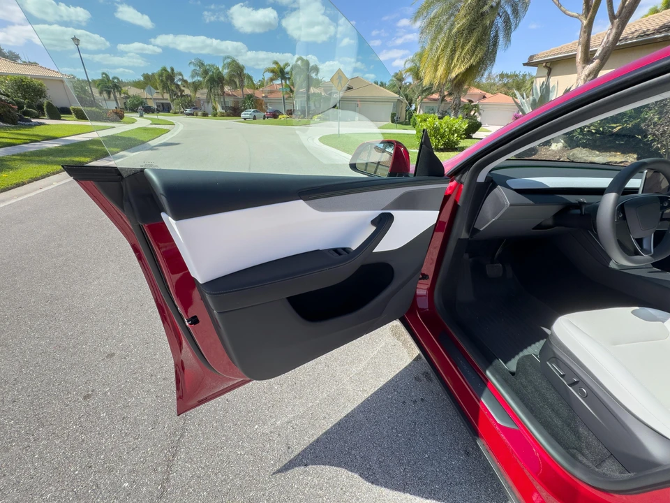 2026 Tesla Model Y - Image 24 of 31