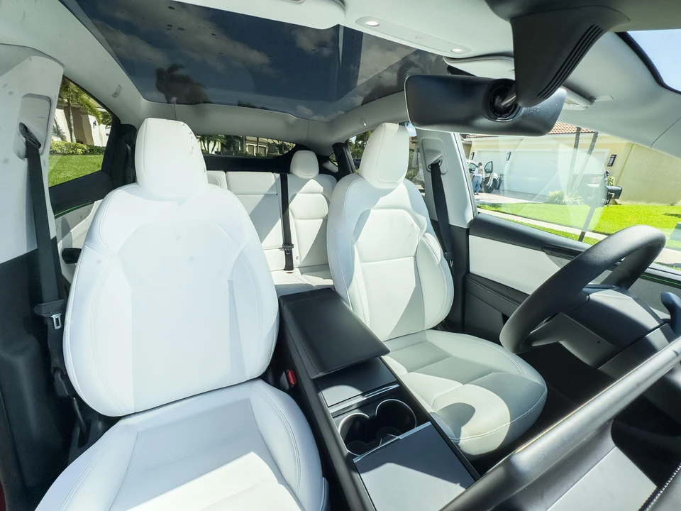 2026 Tesla Model Y - Image 19 of 31