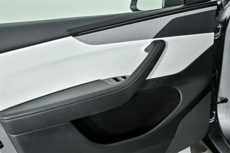 2026 Tesla Model Y - Image 18 of 21
