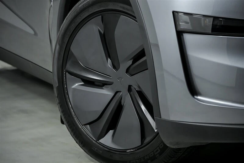 2026 Tesla Model Y - Image 4 of 21