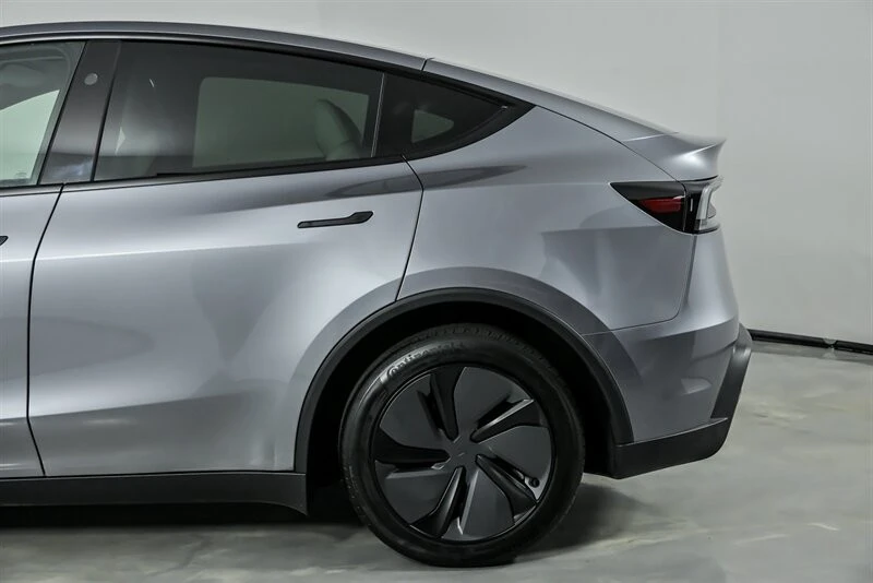 2026 Tesla Model Y - Image 9 of 21