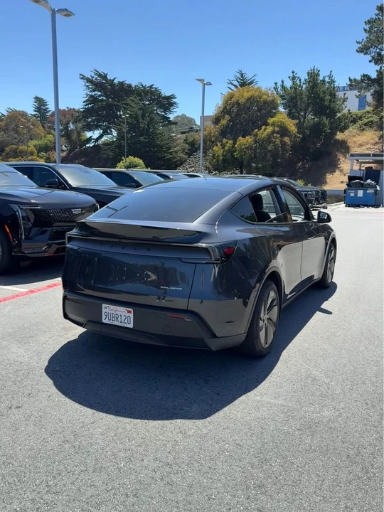 2026 Tesla Model Y - Image 4 of 10