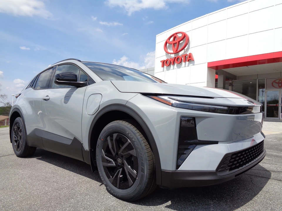 2026 Toyota C-HR - Image 2 of 31