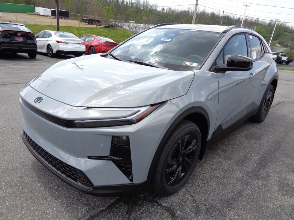 2026 Toyota C-HR - Image 8 of 31