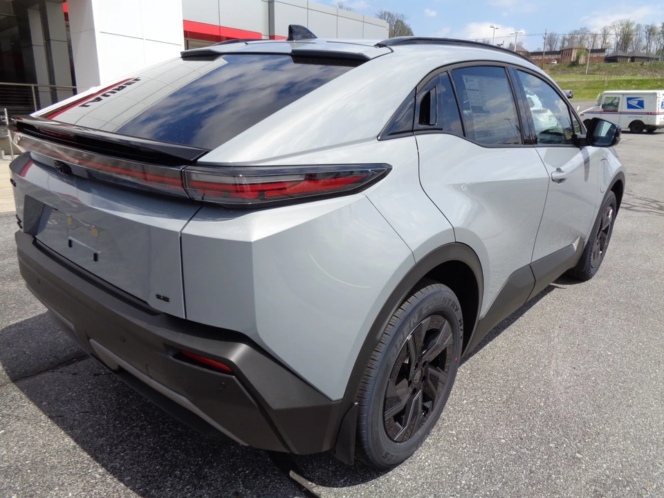 2026 Toyota C-HR - Image 4 of 31