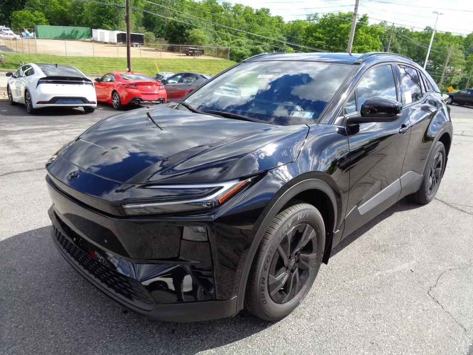 2026 Toyota C-HR - Image 8 of 31