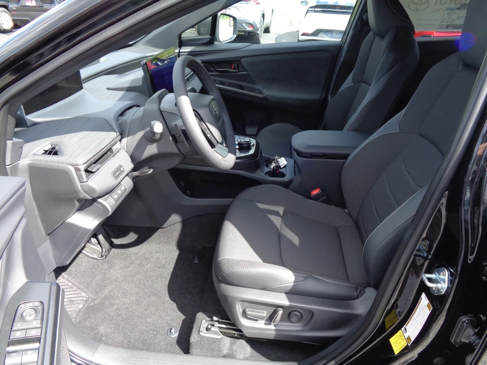 2026 Toyota C-HR - Image 11 of 31