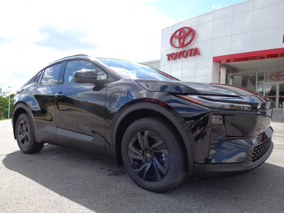 2026 Toyota C-HR - Image 2 of 31
