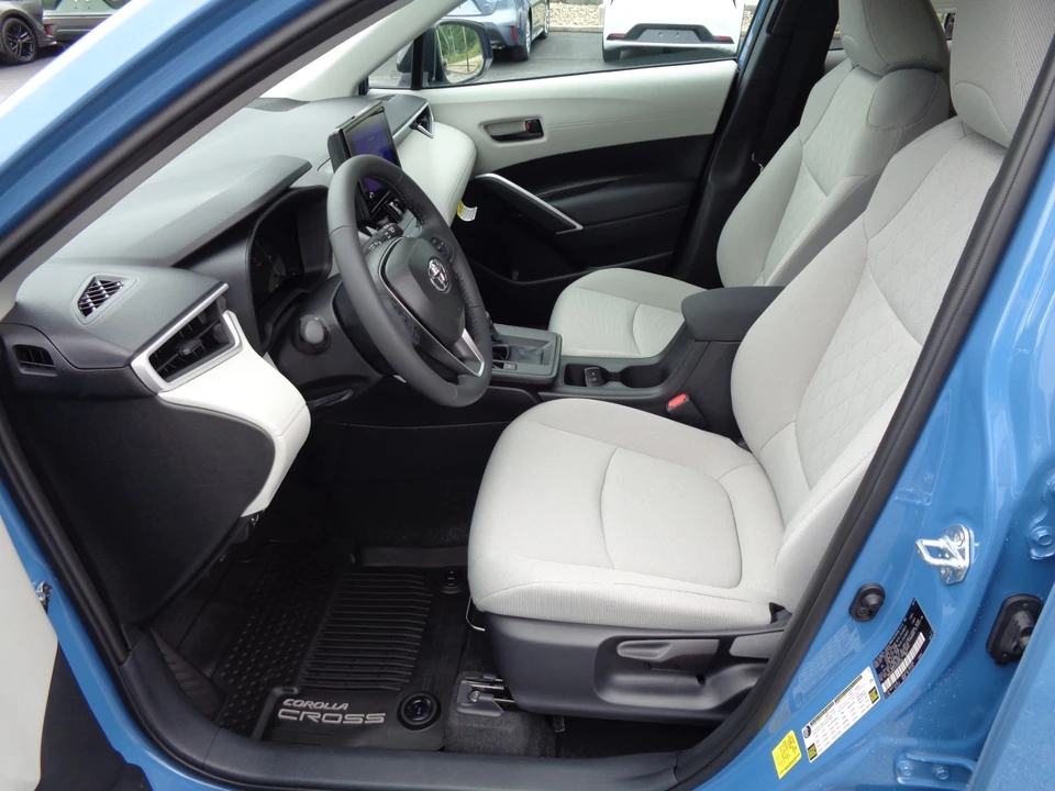 2026 Toyota Corolla Cross - Image 11 of 31