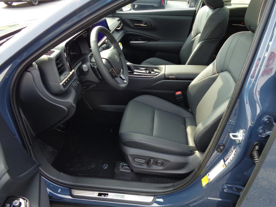 2026 Toyota Crown - Image 12 of 31