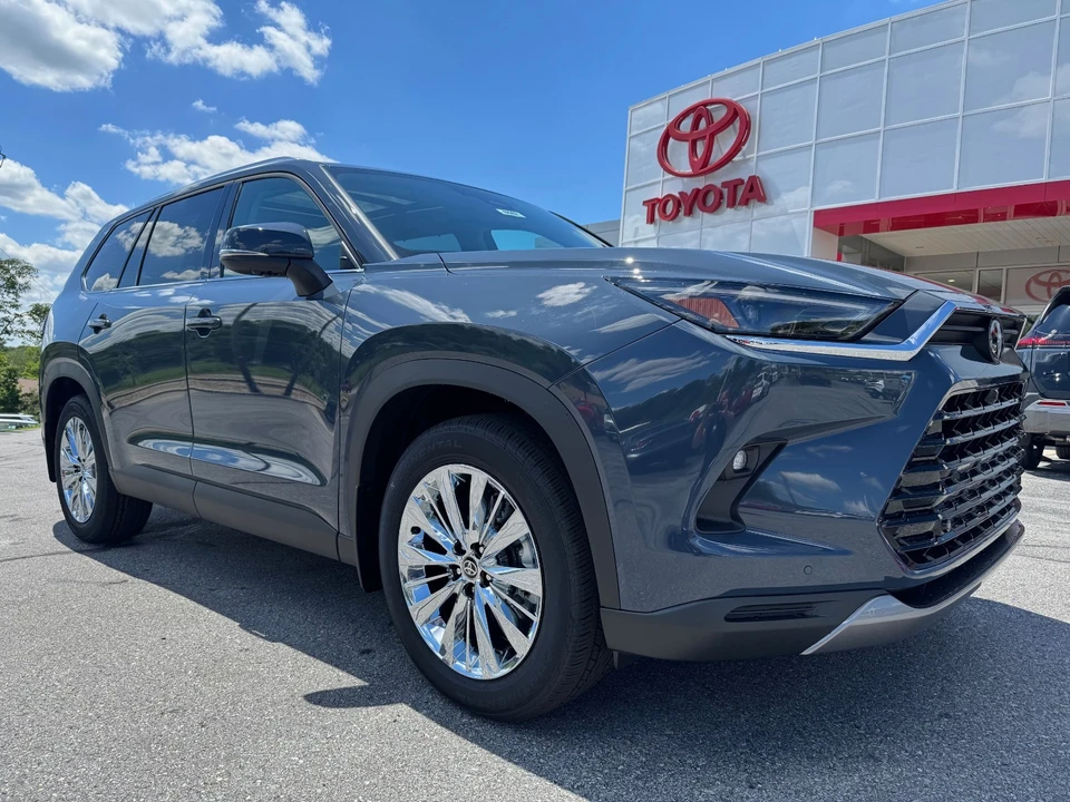 2026 Toyota Highlander - Image 9 of 31