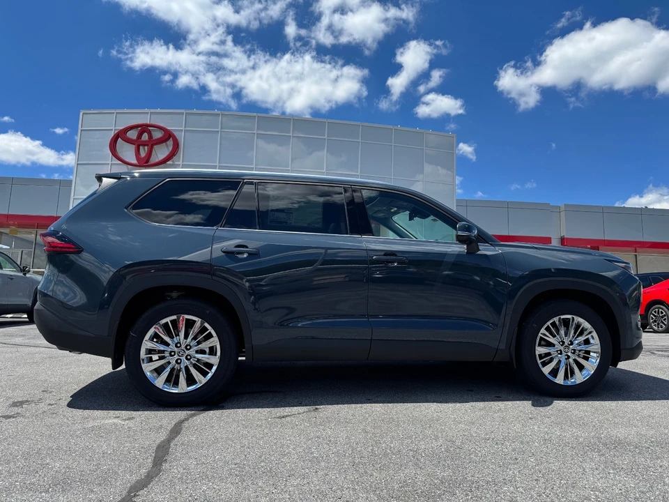 2026 Toyota Highlander - Image 8 of 31