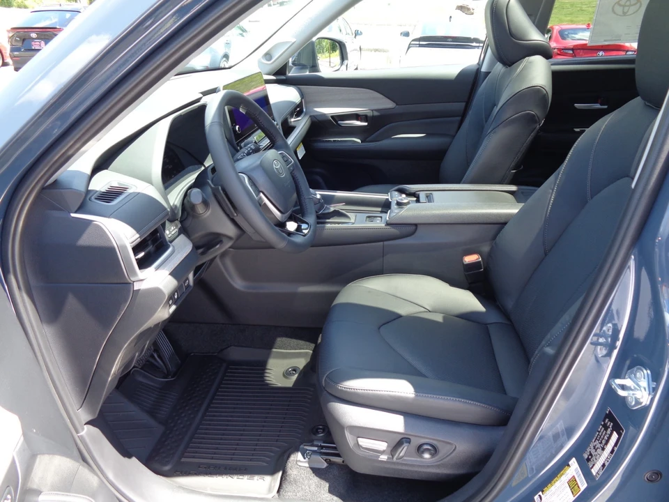 2026 Toyota Highlander - Image 12 of 31