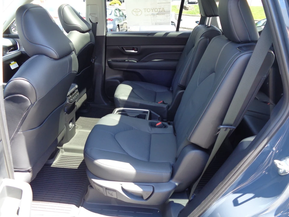2026 Toyota Highlander - Image 15 of 31