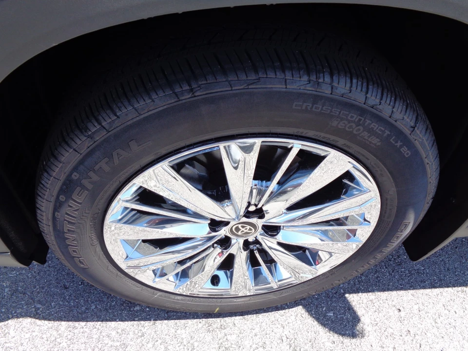 2026 Toyota Highlander - Image 10 of 31