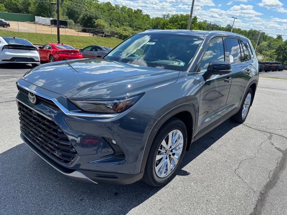 2026 Toyota Highlander - Image 3 of 31