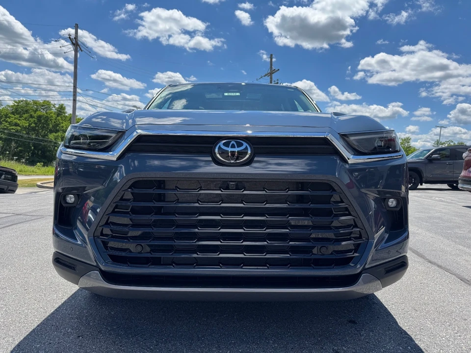 2026 Toyota Highlander - Image 2 of 31