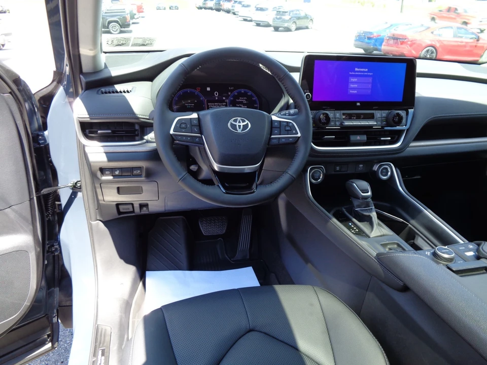 2026 Toyota Highlander - Image 16 of 31