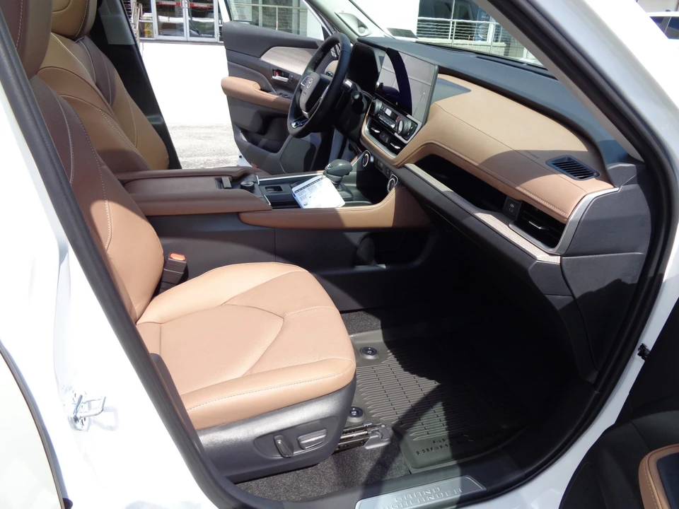 2026 Toyota Highlander - Image 24 of 31