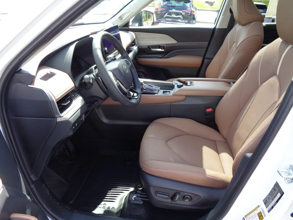 2026 Toyota Highlander - Image 12 of 31