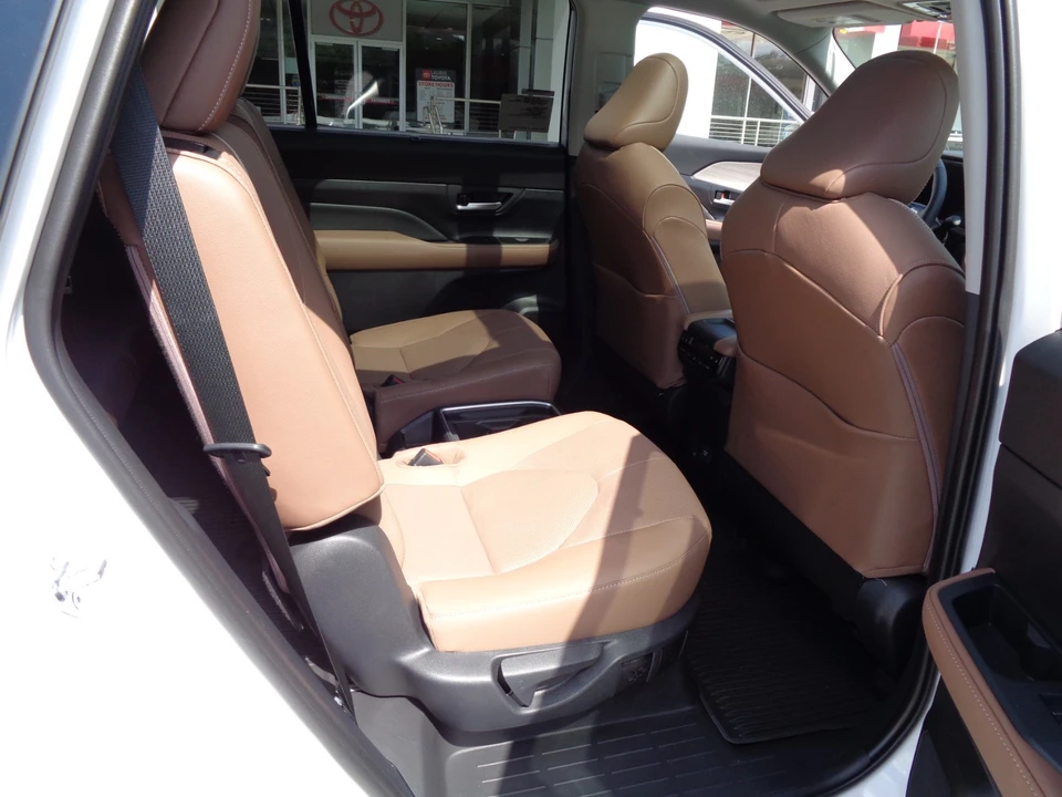 2026 Toyota Highlander - Image 23 of 31