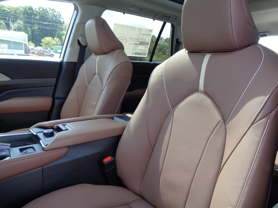 2026 Toyota Highlander - Image 16 of 31