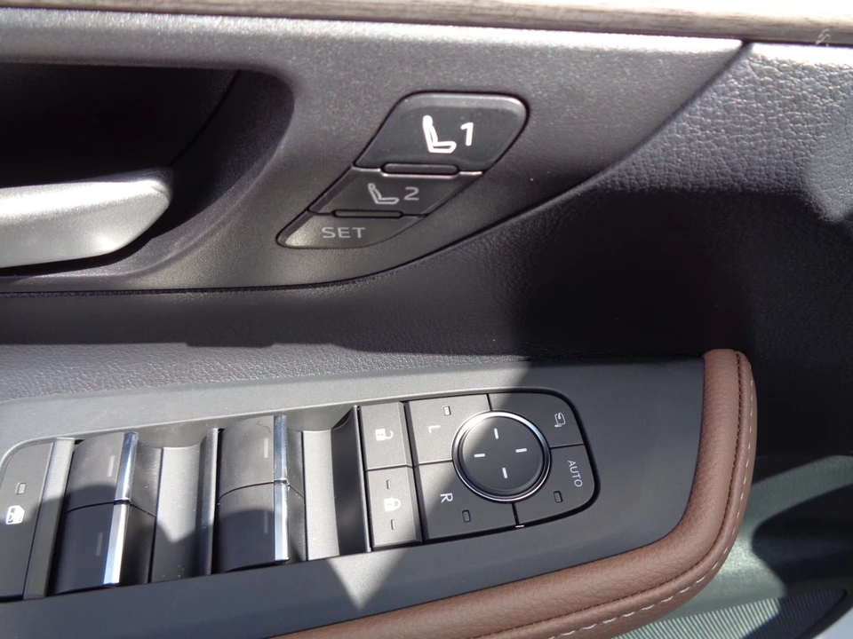 2026 Toyota Highlander - Image 14 of 31