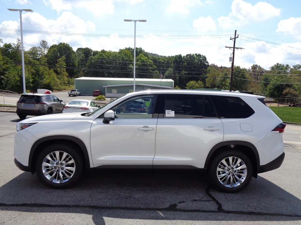 2026 Toyota Highlander - Image 6 of 31