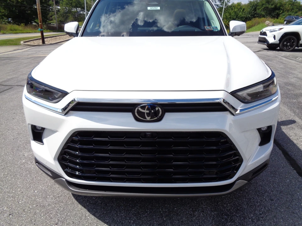 2026 Toyota Highlander - Image 8 of 31