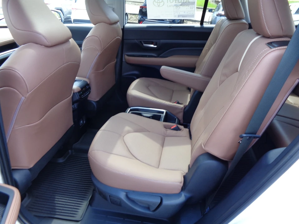 2026 Toyota Highlander - Image 18 of 31