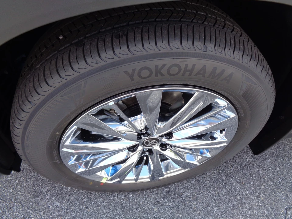 2026 Toyota Highlander - Image 10 of 31