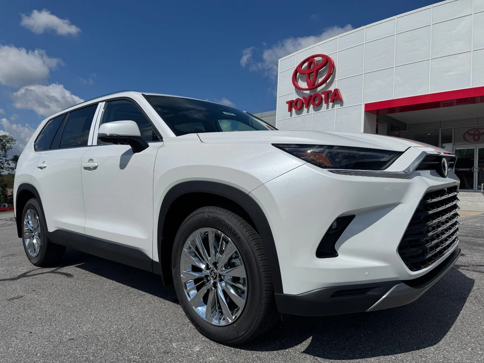 2026 Toyota Highlander - Image 9 of 31