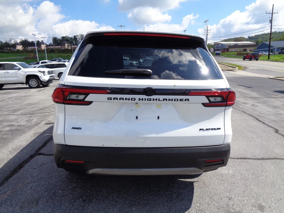 2026 Toyota Highlander - Image 4 of 31
