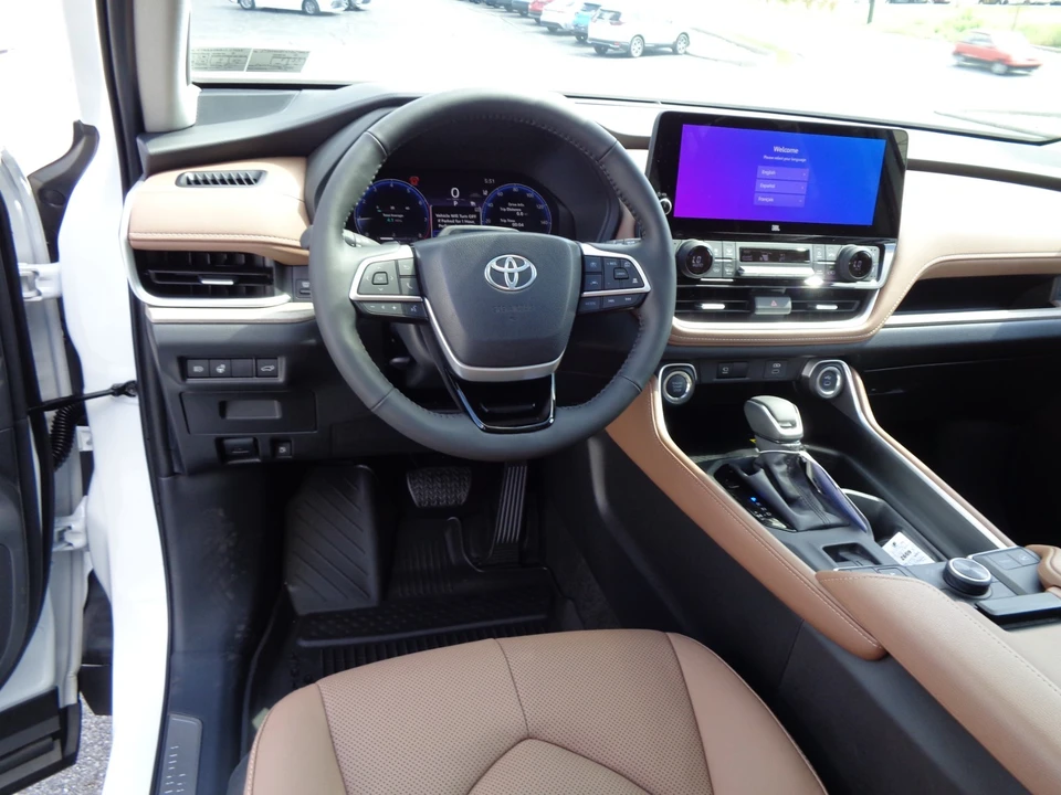 2026 Toyota Highlander - Image 19 of 31