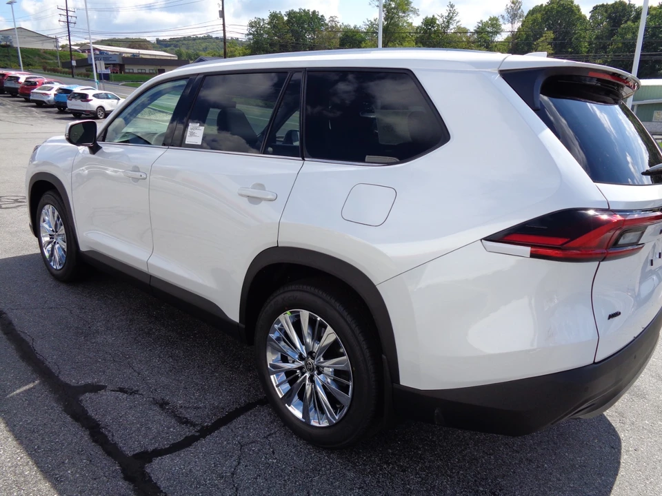 2026 Toyota Highlander - Image 5 of 31