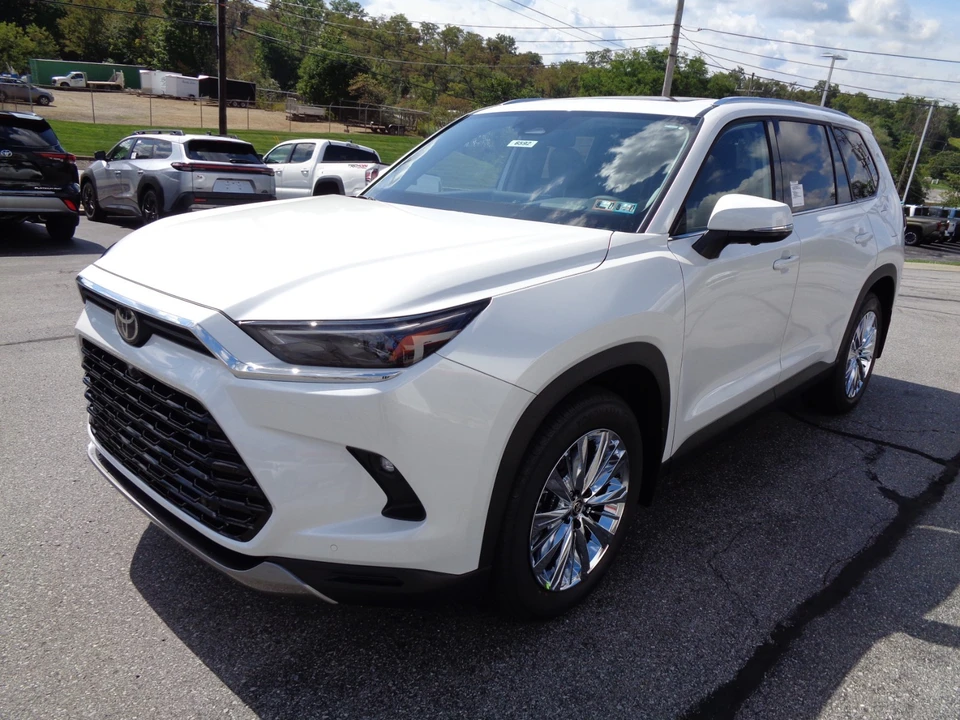 2026 Toyota Highlander - Image 7 of 31
