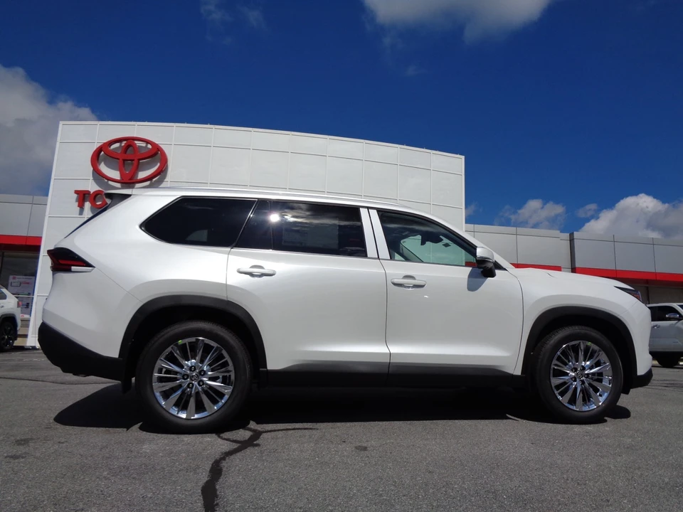 2026 Toyota Highlander - Image 2 of 31