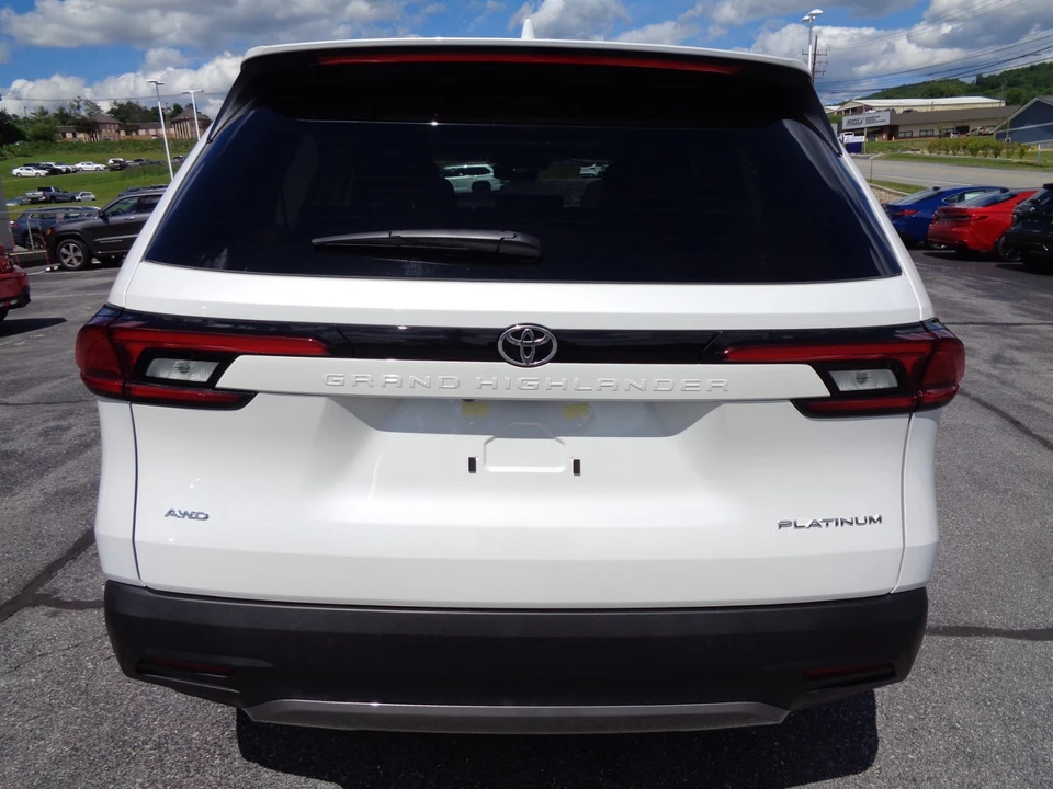 2026 Toyota Highlander - Image 5 of 31