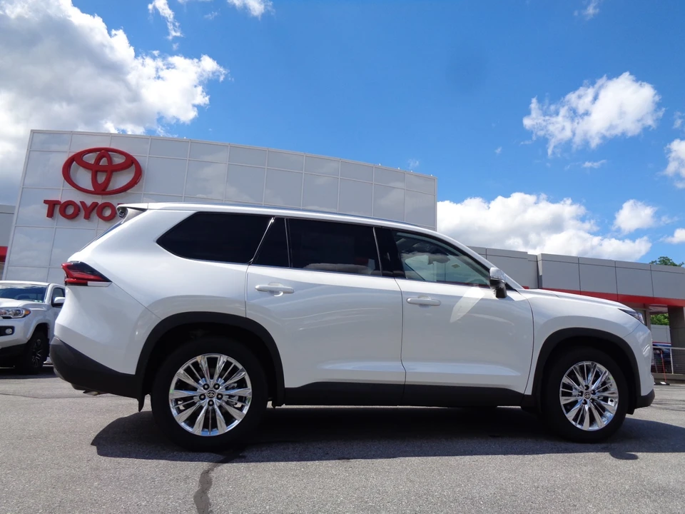 2026 Toyota Highlander - Image 3 of 31