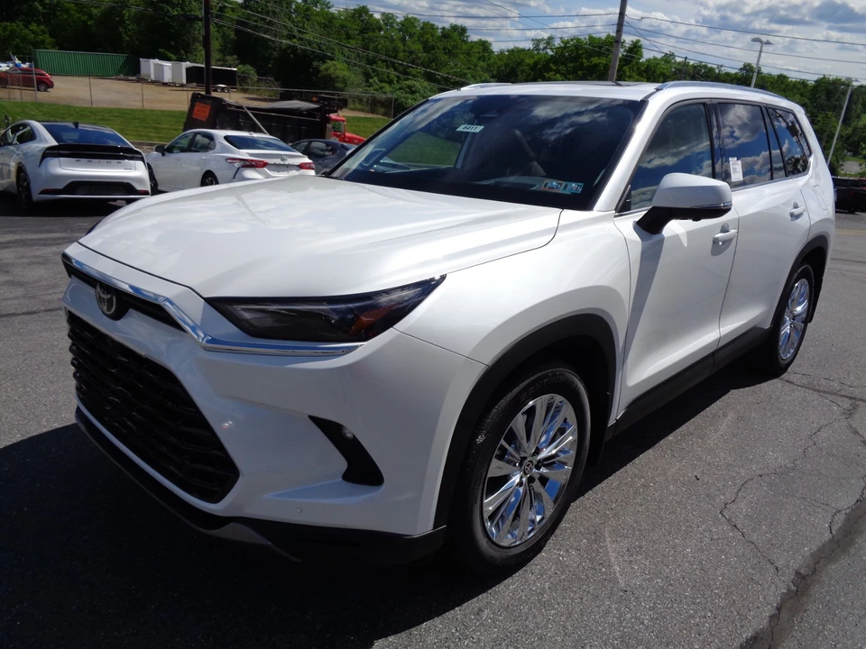 2026 Toyota Highlander - Image 8 of 31