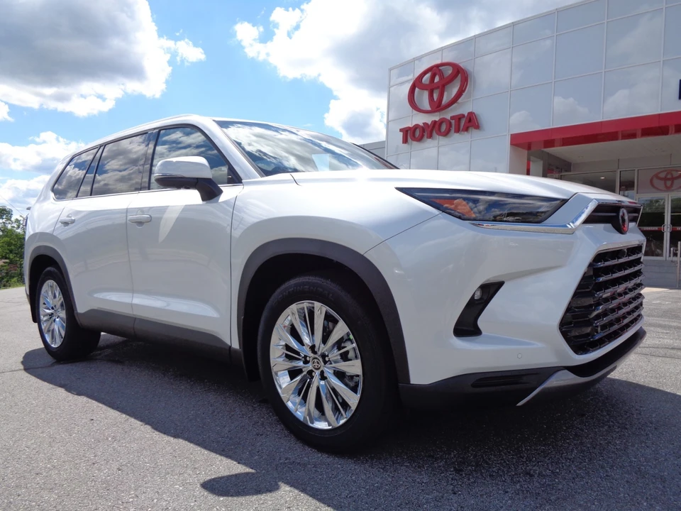 2026 Toyota Highlander - Image 2 of 31