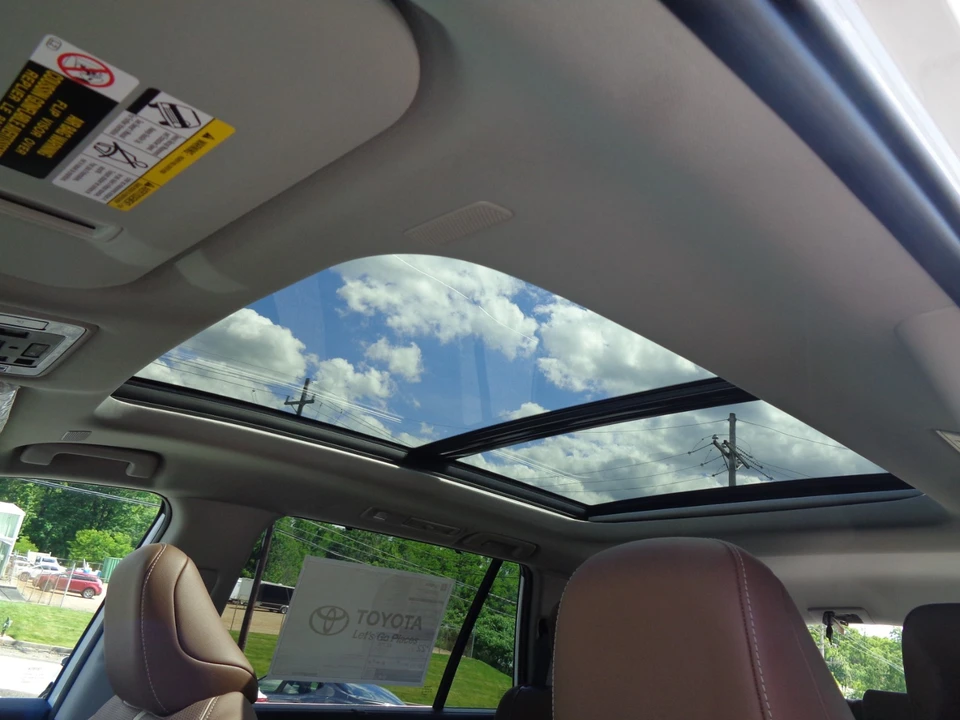 2026 Toyota Highlander - Image 16 of 31