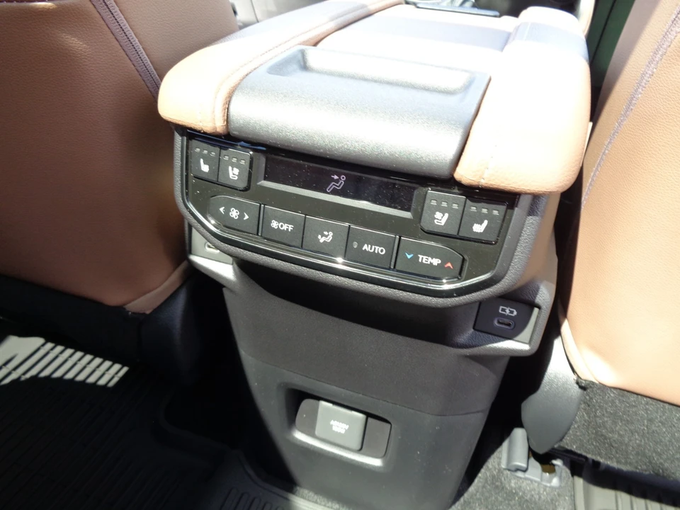 2026 Toyota Highlander - Image 22 of 31