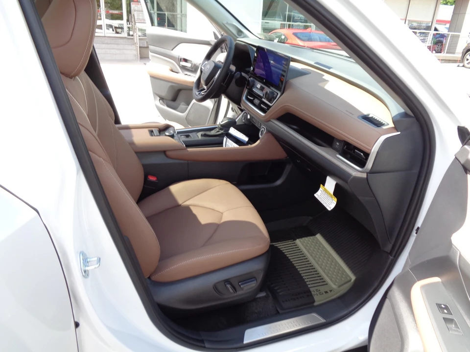2026 Toyota Highlander - Image 23 of 31