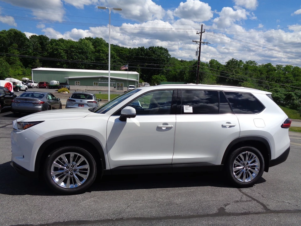 2026 Toyota Highlander - Image 7 of 31