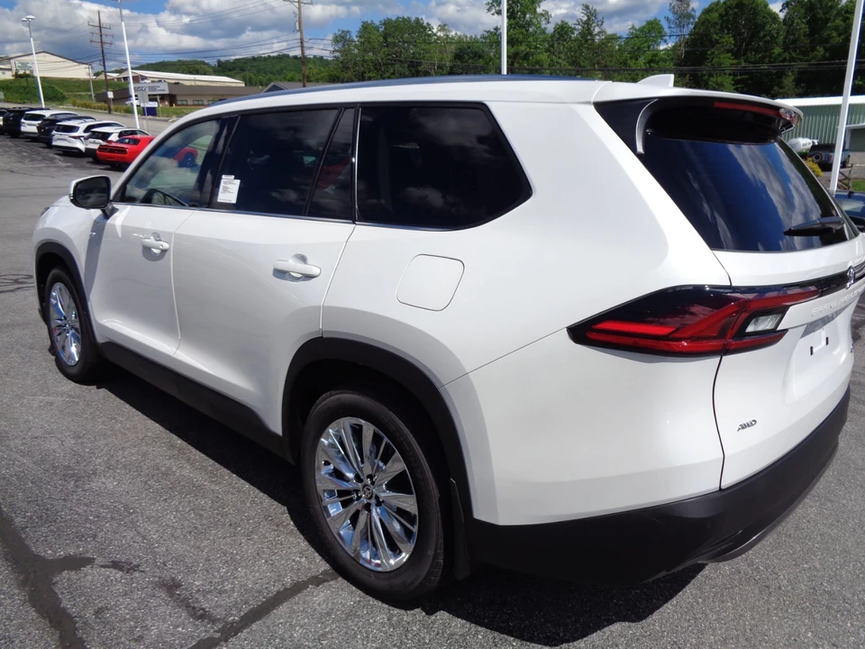 2026 Toyota Highlander - Image 6 of 31