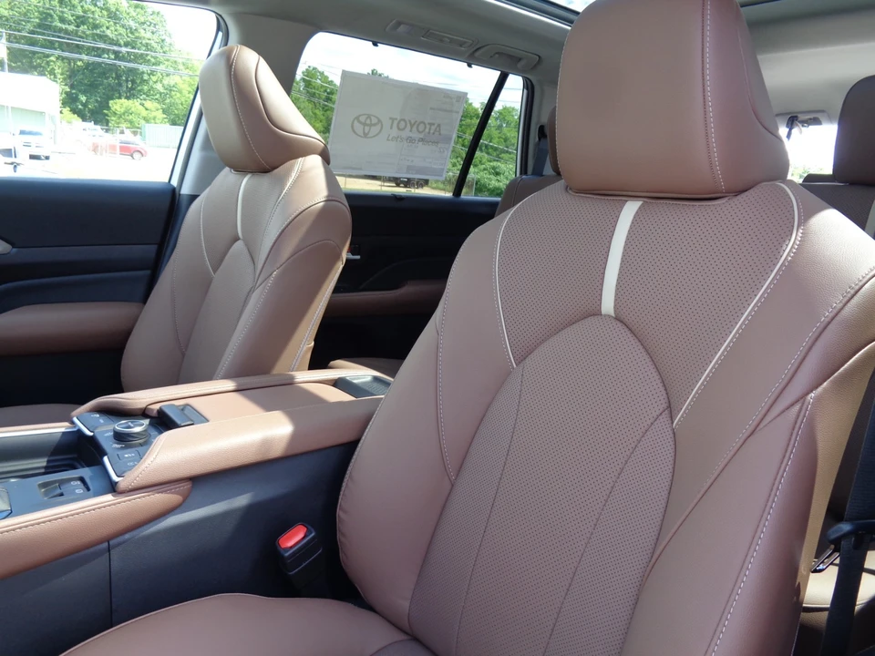 2026 Toyota Highlander - Image 15 of 31