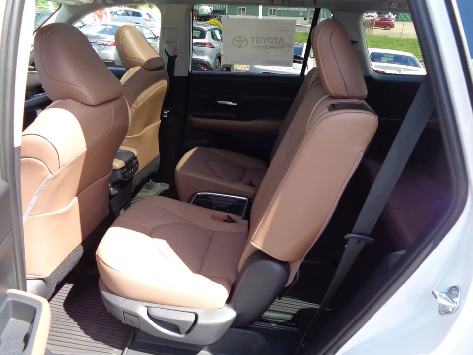 2026 Toyota Highlander - Image 17 of 31