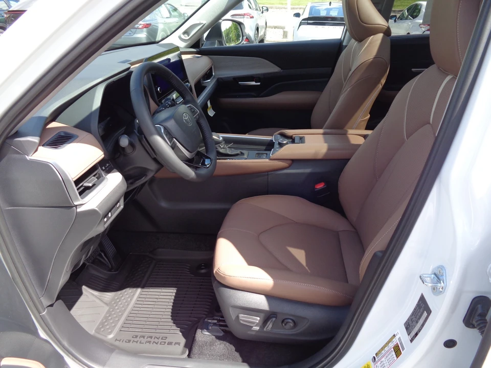 2026 Toyota Highlander - Image 12 of 31