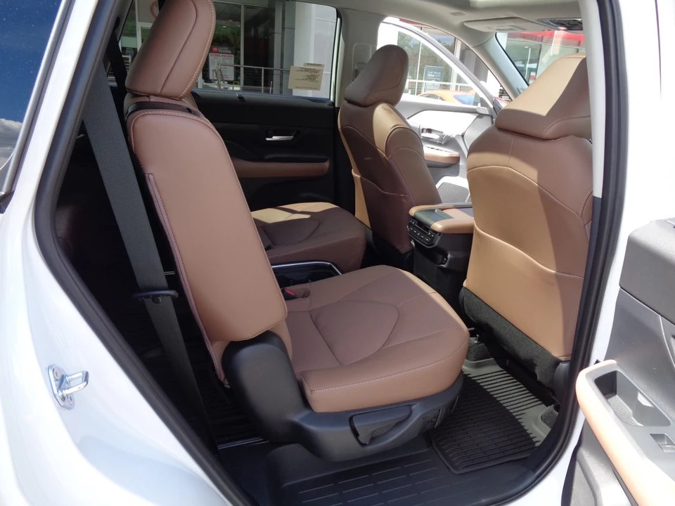 2026 Toyota Highlander - Image 20 of 31